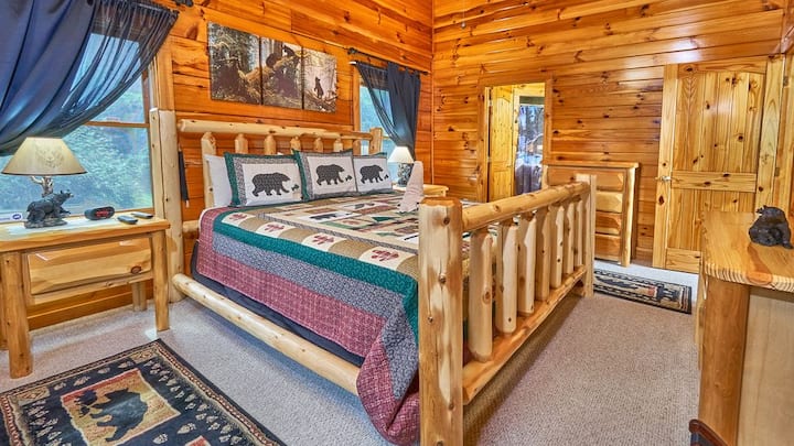 Dormitorio principal con cama tamaño king.