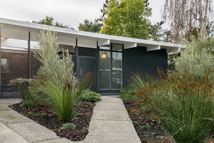 Charming 3BR w/ fire pit & atrium