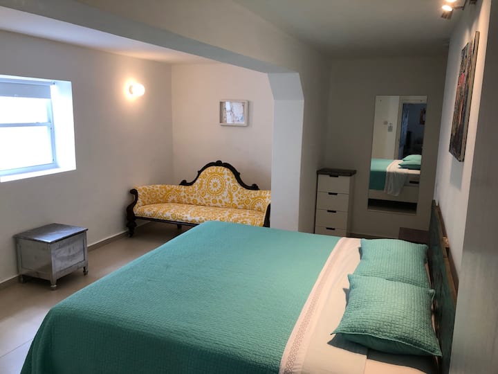 Schlafzimmer mit Kingsize-Bett