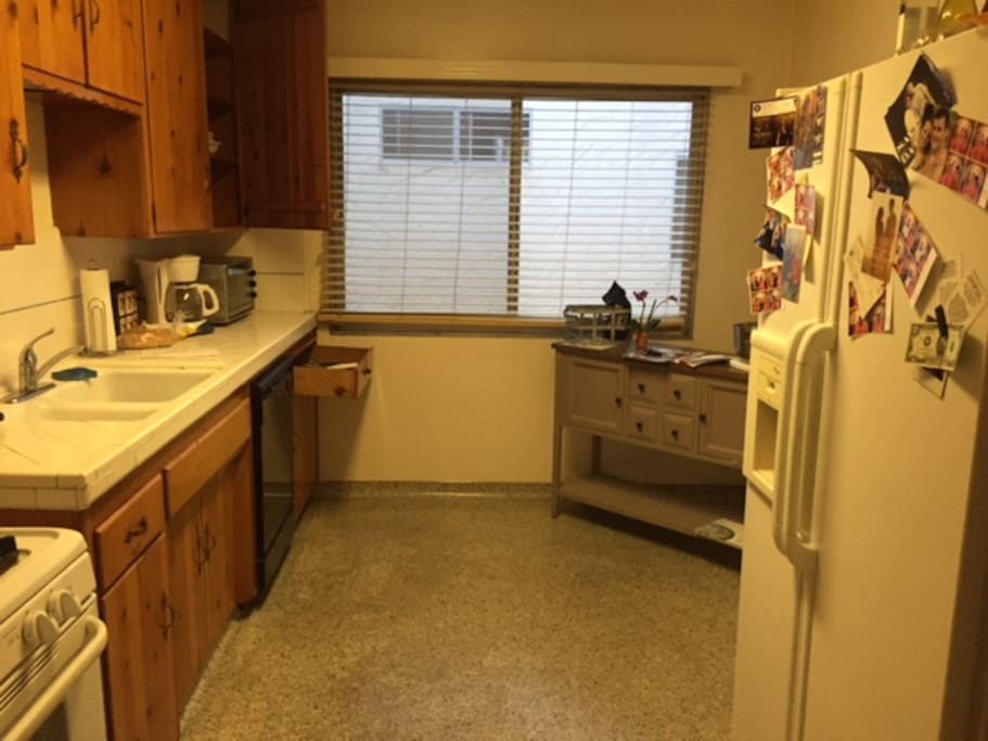 Full Kitchen, Keurig, Coffee Maker, Oven, Fridge, Toaster Oven