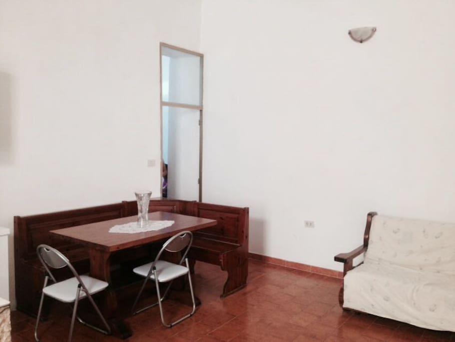 la zona pranzo vista dall'ingresso