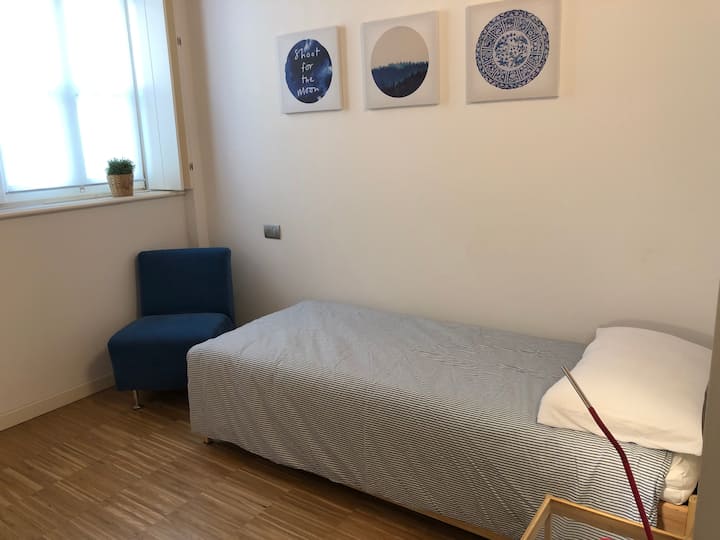 房间配有2张1米宽单人床和衣柜 