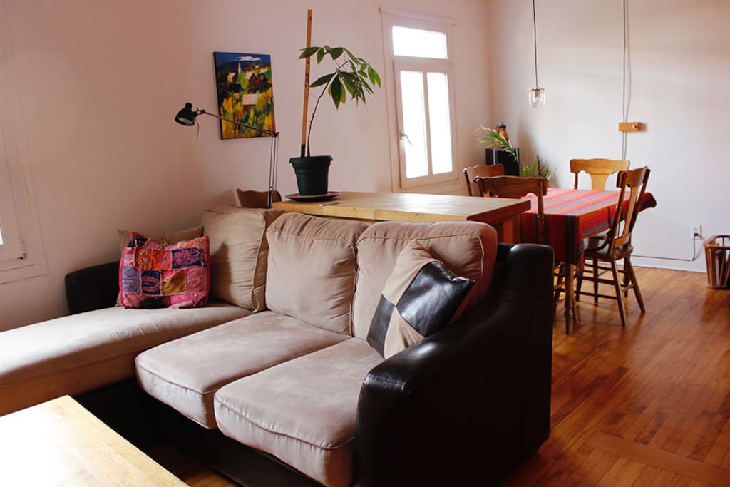 Divan moelleux pour un repos de voyageur mérité!