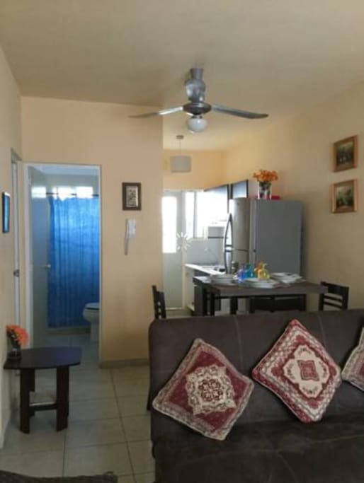 Sala/ sofá cama, comedor, ventilador de techo, pantalla, wifi