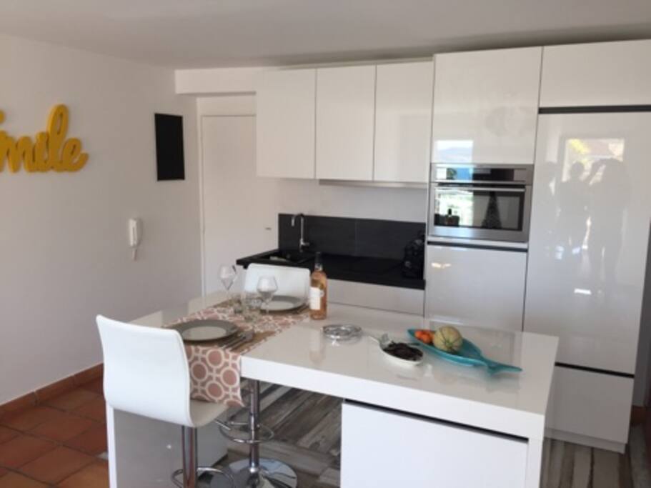 cuisine equipée ,vaisselle et mobilier de qualité