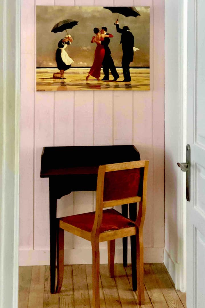 Малък офис, позволяващ дистанционна работа в библиотеката (стая 4). 