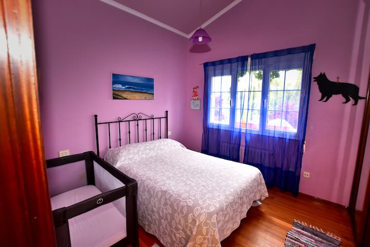 楼上2号房可俯瞰主花园，配有婴儿床（可选）。