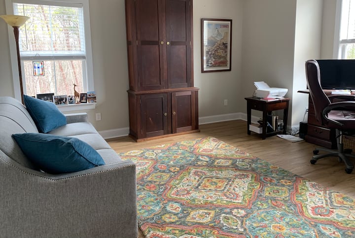 Ovaj ured/5. spavaća soba ima kauč s bračnim krevetom