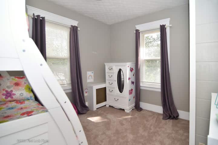 Chumba cha kulala cha pili ambacho kimekarabatiwa upya na kitanda kipya cha ghorofa ambacho kinafaa 3!