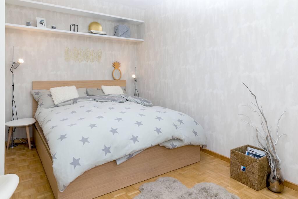 New bed queen size. Feather pillows and duvets