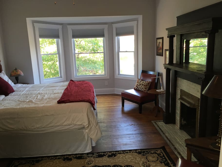 This is the "Springer Room", located in the Talk of the Town Suite. This the largest unit in The Newport Inn at 800 sq. ft.