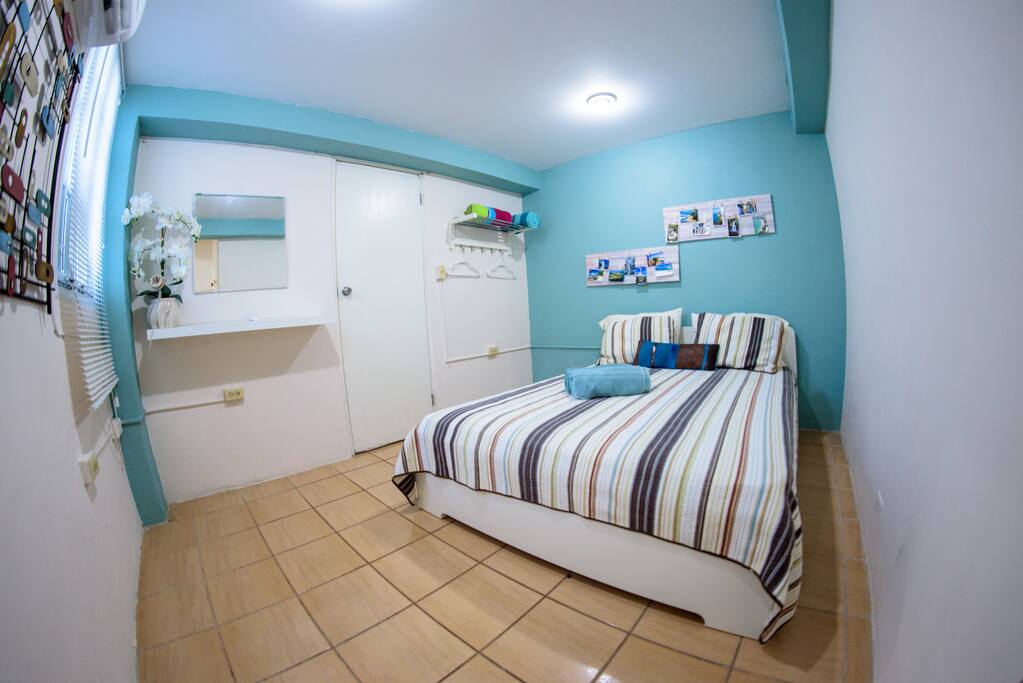 bedroom queen size bed