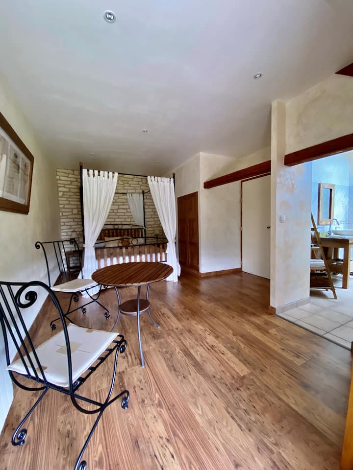 chambre 3 du second gite avec salle de bain privée au 1er étage, lit 160 cm