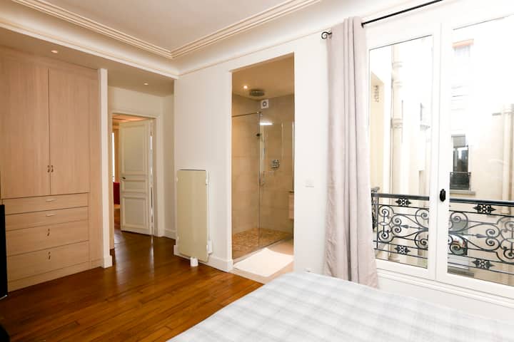 La chambre est ouverte dans la salle de bain