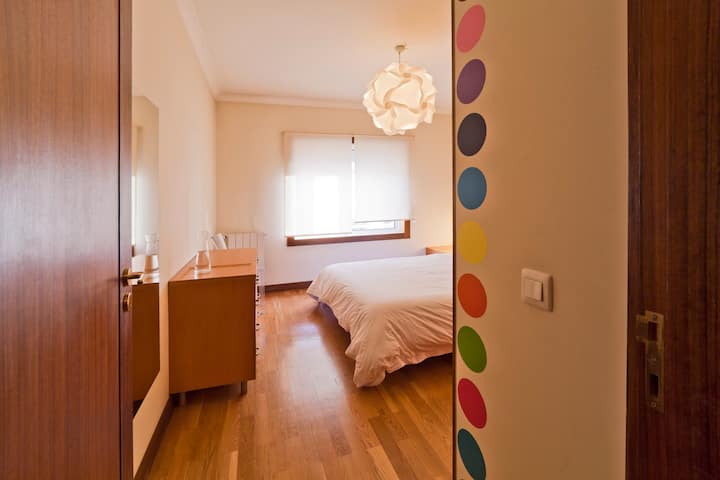 Ოთახი კომფორტული ორადგილიანი საწოლითა და დიდი სათავსოებით, რომელიც დიდი შენახვის საშუალებას იძლევა. 