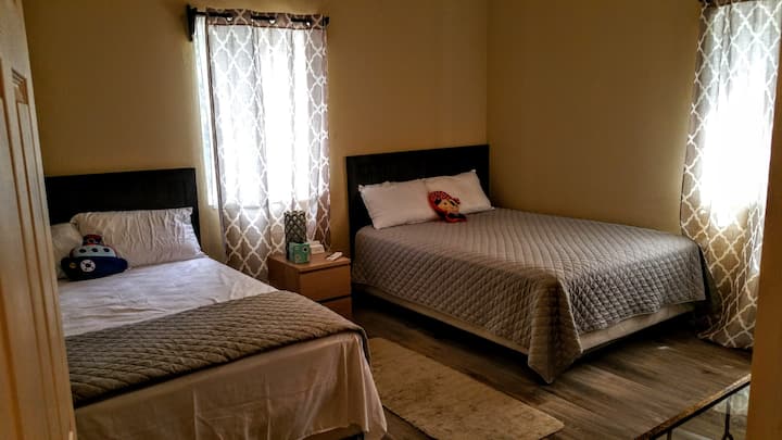 Спална соба со 2 брачни кревета, еуро топ душеци 