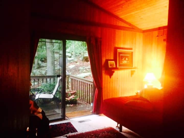 Hlavná spálňa s výhľadom na zadnú terasu a skaly