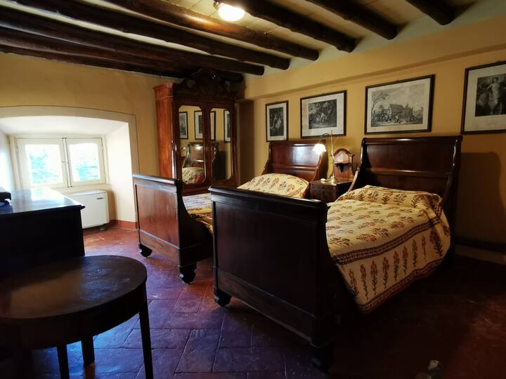 camera quadrupla con letti singoli e bagno