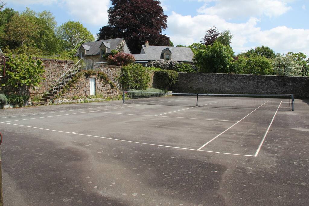 Terrain de tennis privé, accessible l-tous les après-midi et en soirée.