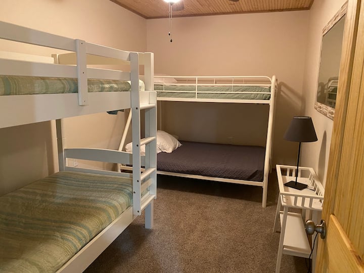 Camera da letto n ° 7 (1 letto matrimoniale e 3 letti singoli)