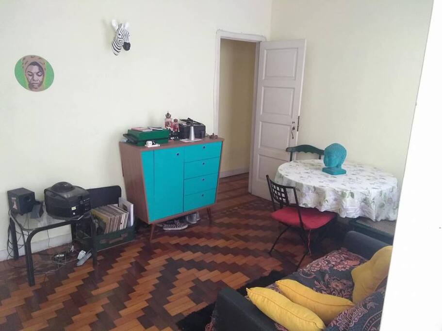 Sala com sofá-cama retrátil