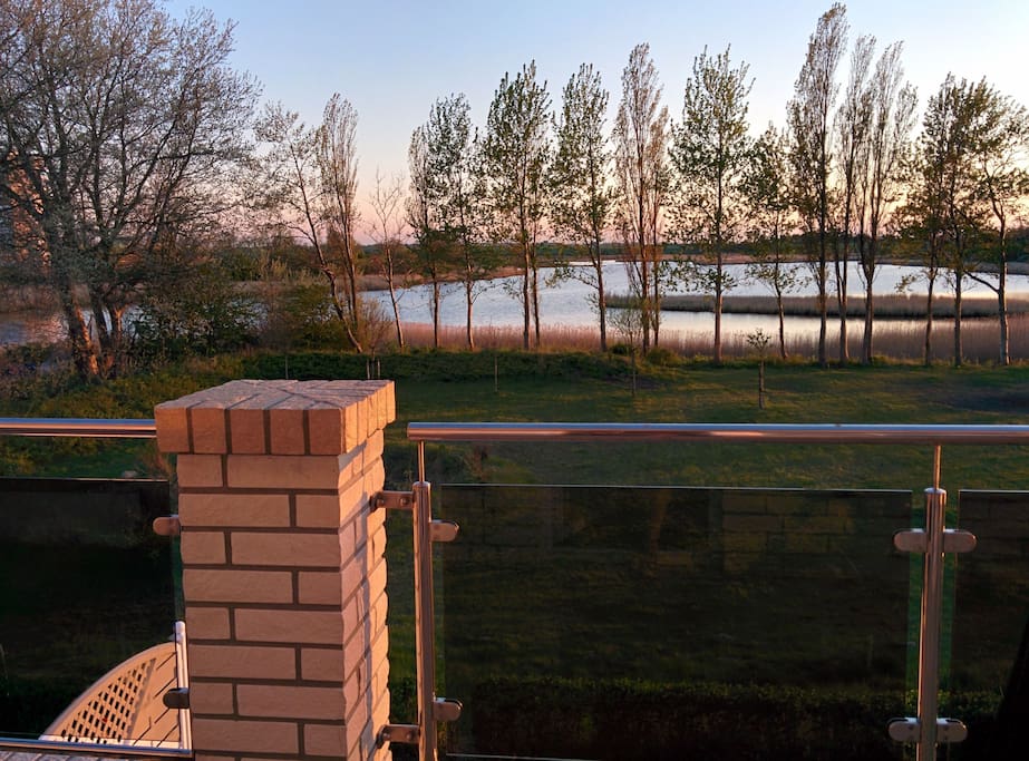 Hier der Blick in der Abendsonne über die hintere Terrasse auf den Binnensee.