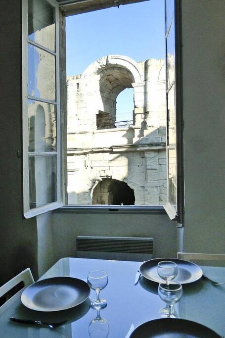 Déjeuner face aux arénes romaine d'Arles...