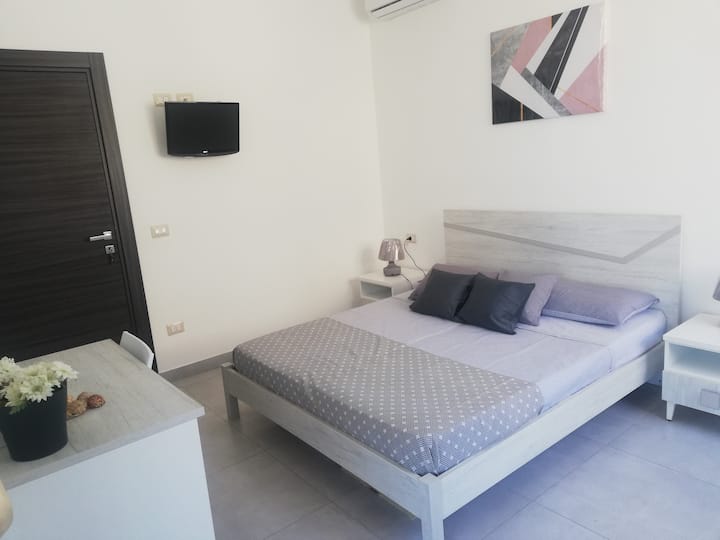 1. Dhomë e plotë dopio me banjë private brenda 