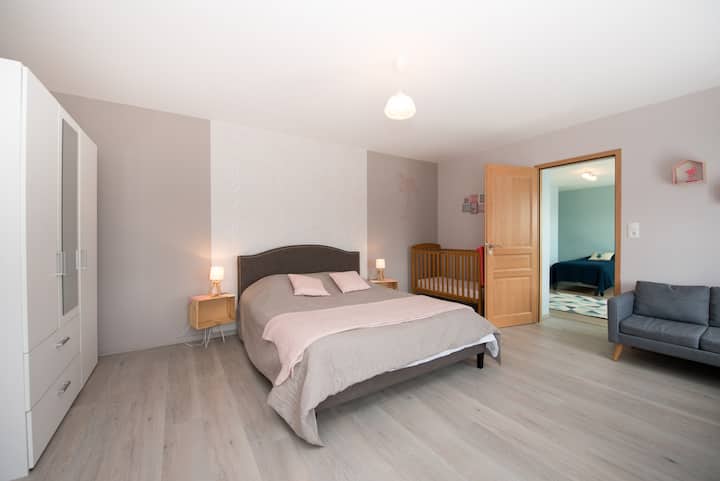 Chambre rose 1 lit 160x200 et 1 lit bébé
pour accéder à la chambre bleu vous devez passer dans la chambre rose.