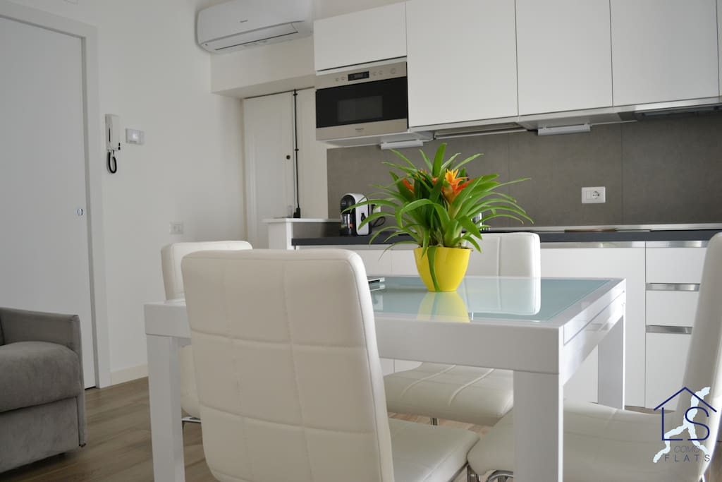 "Lovely Flat" provides every comfort to its guests; smart thermostat, air conditioning, wi-fi, microwave, digital TV - "Lovely Flat" fornisce ogni comfort ai suoi ospiti; termostato intelligente, aria condizionata, wi-fi, forno a microonde, TV digitale.