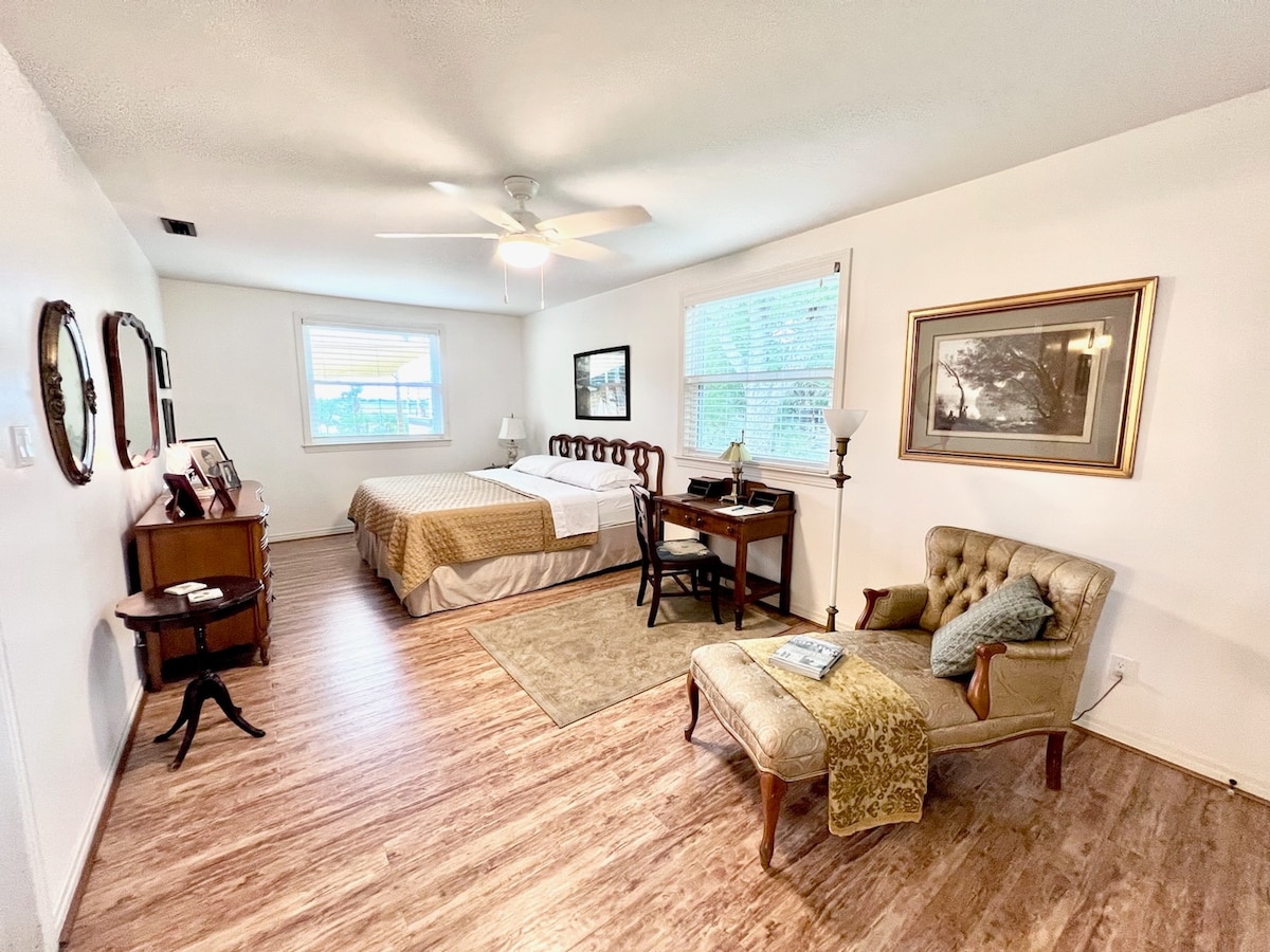 Chumba kikuu cha kulala kiko mwishoni mwa ukumbi.  Ina kitanda cha mfalme, droo za kabati la nguo, dawati la kuandika na sebule ya kukimbiza.  Pia huhifadhi pasi na ubao wa kupiga pasi.  Chumba kina mwonekano wa ghuba.