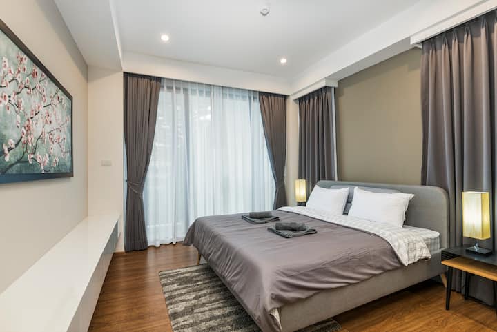 קומה 3; חדר שינה שישי עם מיטת קינג סייז.