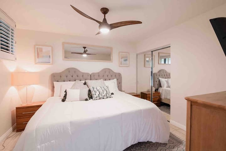Chumba cha 2 cha kulala - King au 2 Twin Guest Room:
Vitanda ✓ viwili ambavyo vinaweza kuvutwa pamoja kama kitanda cha ukubwa wa King
Hifadhi ✓ ya nguo
Feni ya ✓ Dari
✓ Ufikiaji rahisi wa bafu la ukumbi