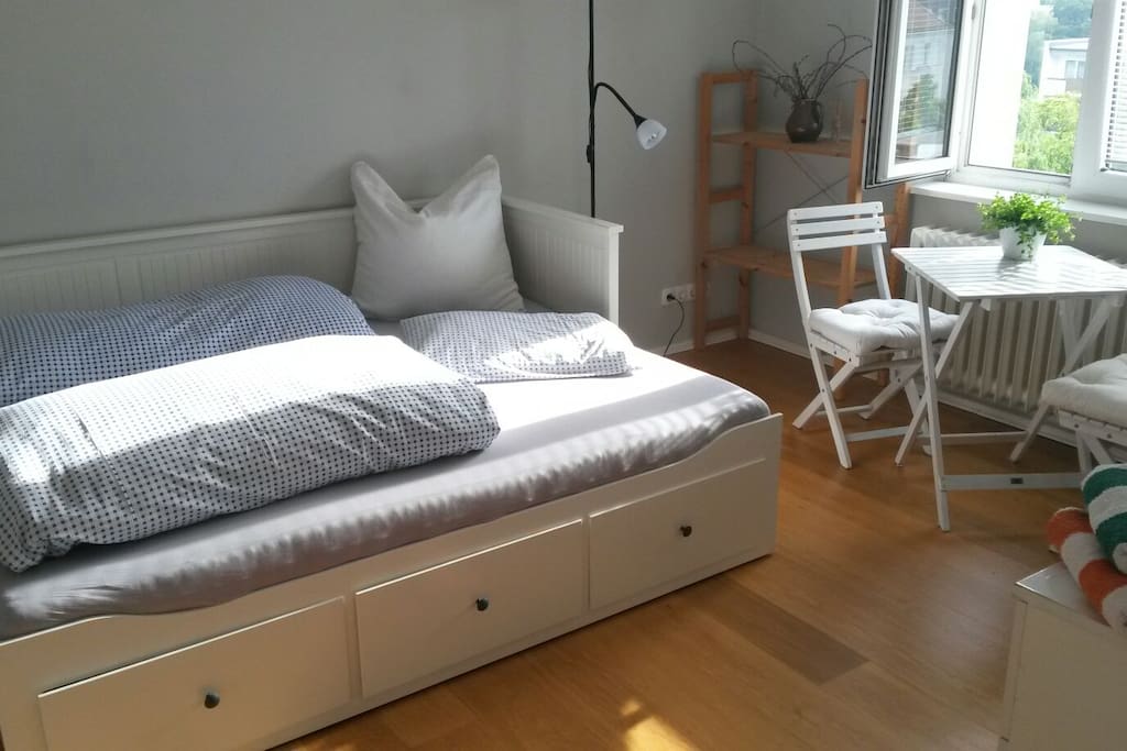 Sehr helles sonniges Zimmer mit Doppelbett