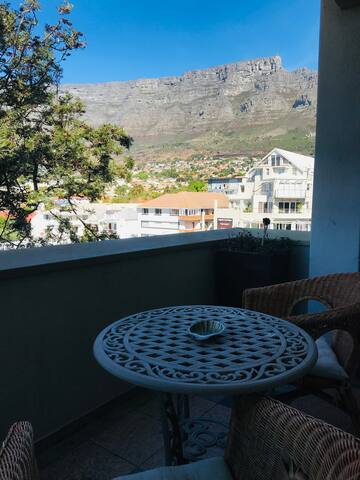 Large Kloof street apartment with parking&wifi gallery image 3