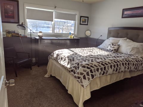 Cozy 2 Bedroom for Adventures- Convenient Location