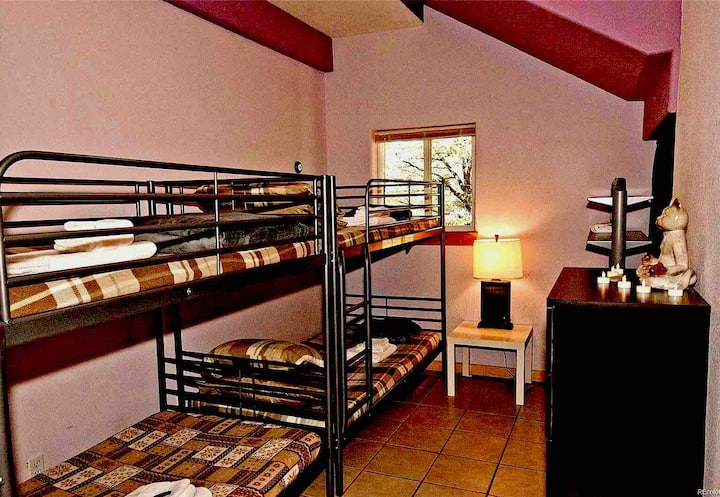 Dhomë gjumi në katin e parë me 2 krevate marinarë