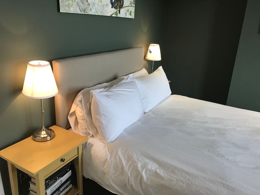 Green Bedroom: Brand new (and extremely comfortable) box-spring king-size bed with high thread-count 100% cotton bed linen.
