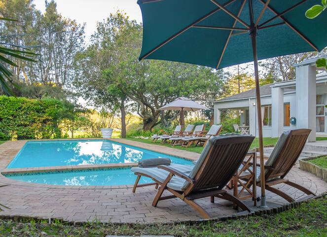 Private Villa & Cottage #sleeps 16 #Wifi #serviced gallery image 3