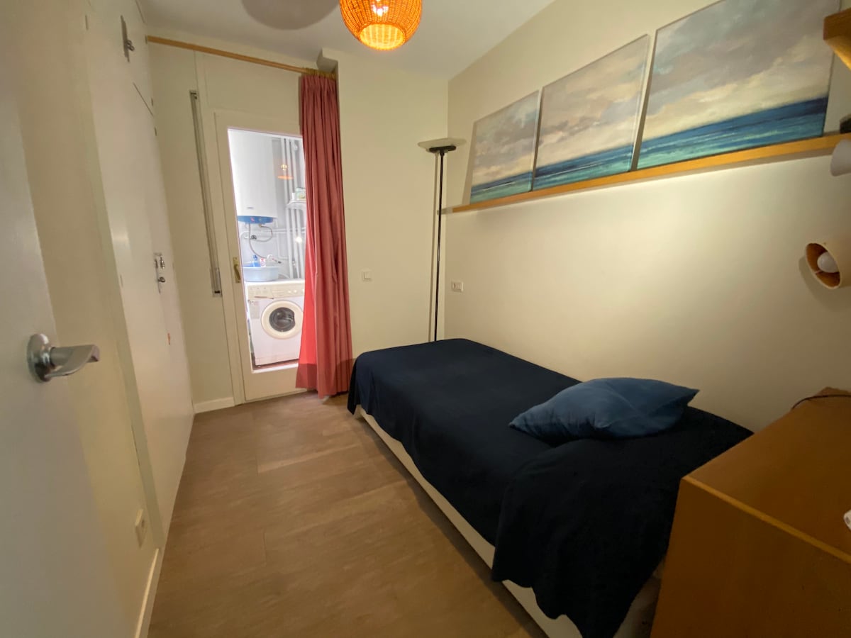 Jednokrevetna soba s perilicom rublja u galeriji