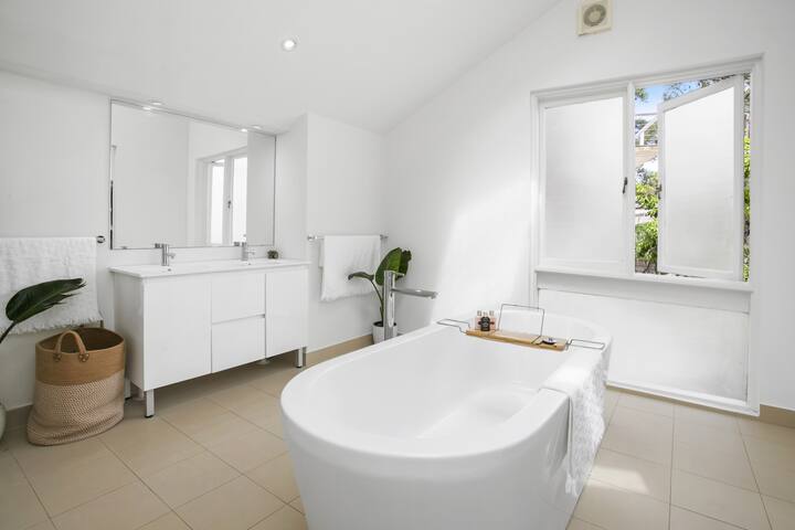 Churchpoint – Private Spacious Deep Waterfront gallery image 2