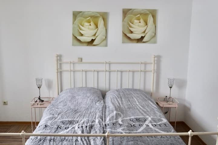 Dhomë gjumi e bardhë në katin e parë 