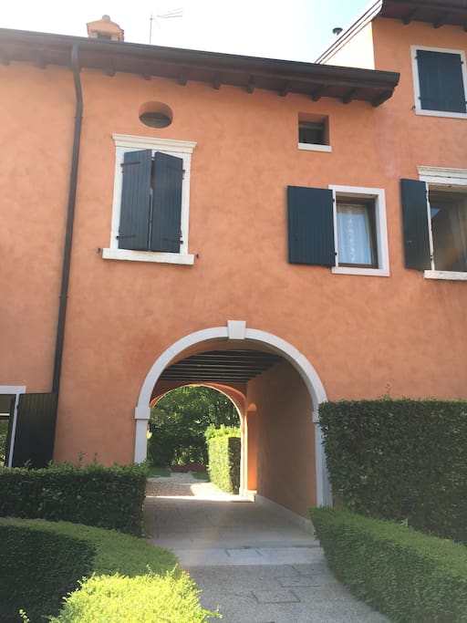 Sotto l'arco la scala per salire alla Casa di Clementina