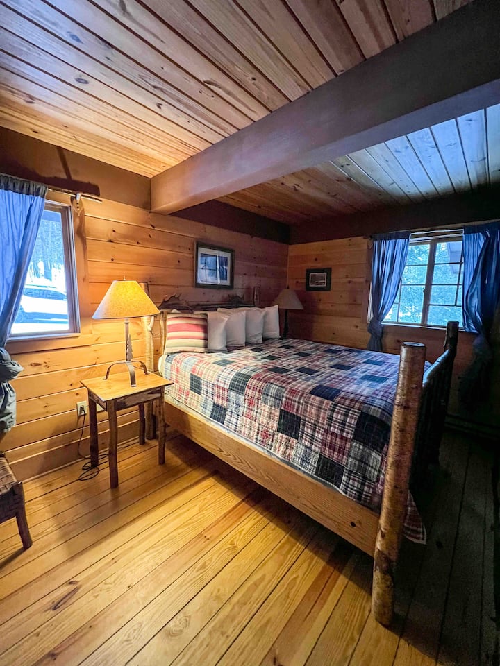 Glavna spavaća soba na katu s bračnim krevetom (širine 150 - 179 cm)