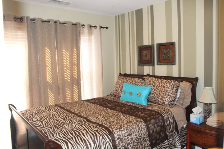 Cozy Room- (Near UVA & Downtown)