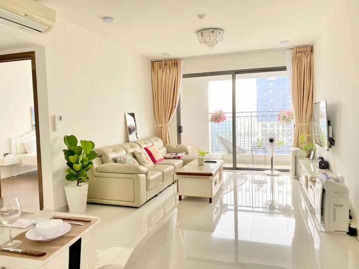 Მისაღები ოთახი ქალაქის ხედით