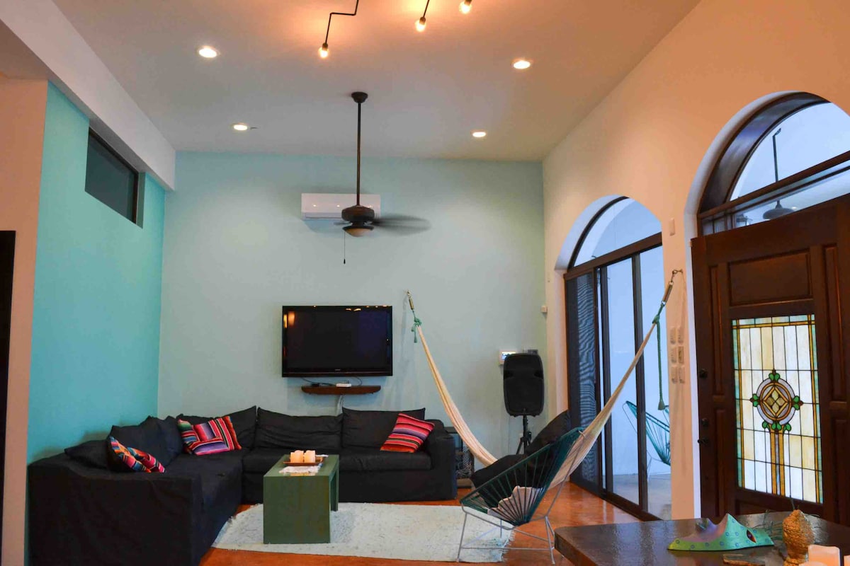 Airbnb con mejor rendimiento: 20% Off Artist private home Centro steps to beach! en Luis Donaldo Colosio