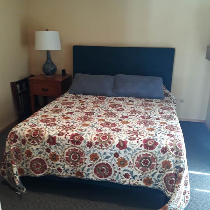 Ново двойно легло тип Куин в спалня за гости на приземния етаж #1.
    Ъгловото бюро и стол не са показани.  