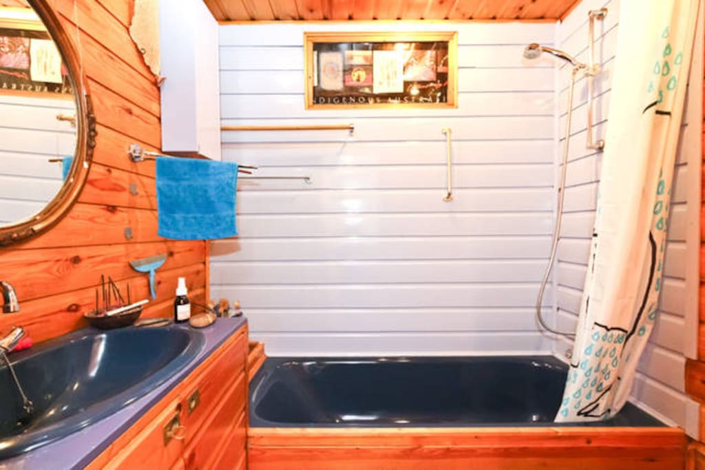 Bathroom with bathtub/shower/sink/toilet to use