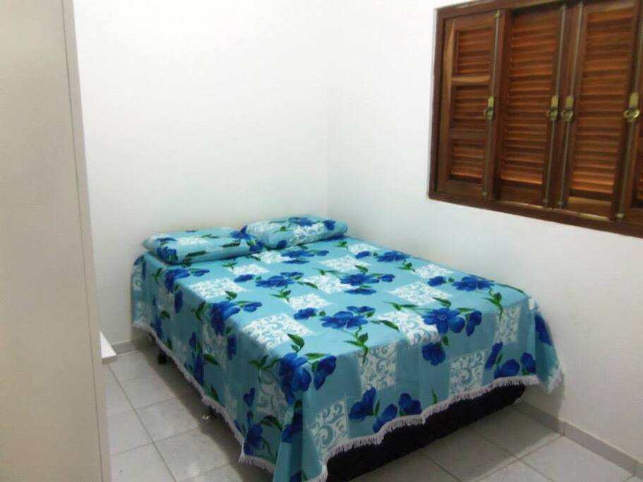 Quarto com cama de casal.